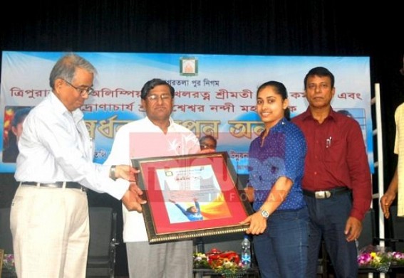 AMC felicitates Khel Ratna Dipa & coach Bisweswar Nandi in empty hands AMC felicitates Khel Ratna Dipa & coach Bisweswar Nandi in empty hands
